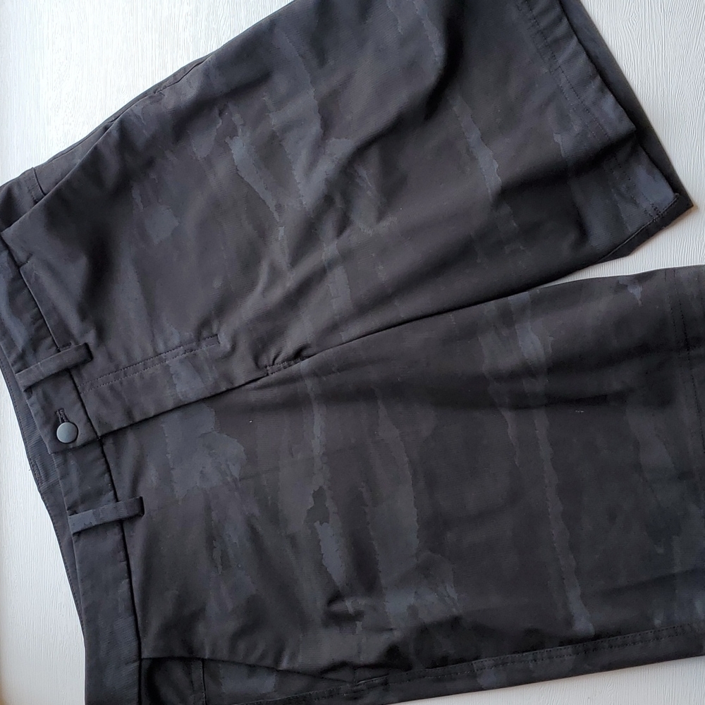 Lululemon Black Gray Camo Comission Casual shorts 34 like new